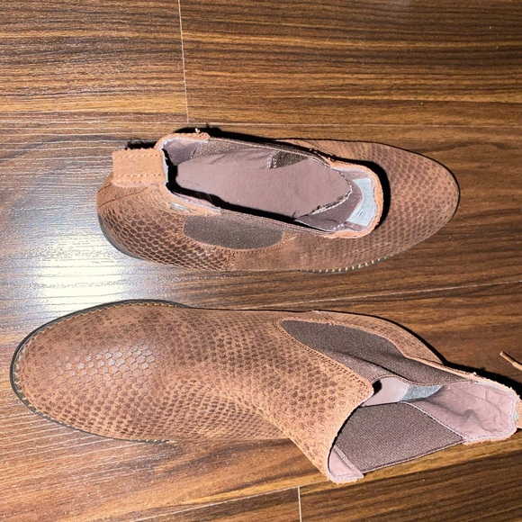 Brand new Roxy boots - Picture 2 of 5